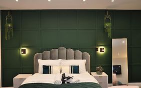 Stylish, Chic Studio- Central Mk